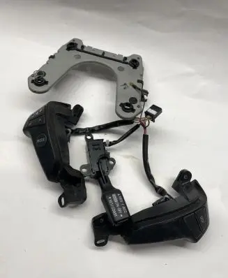 Toyota Avensis T250 Steering wheel buttons/switches 75B596