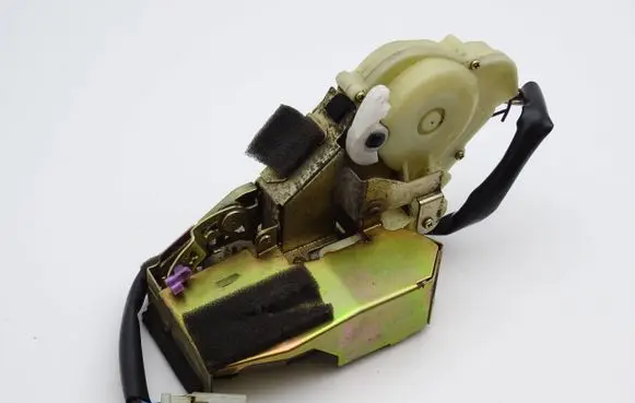 Honda CR-V Front door lock 