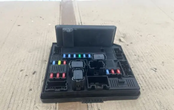 Nissan Qashqai Fuse module 284B7JD00B 519228324