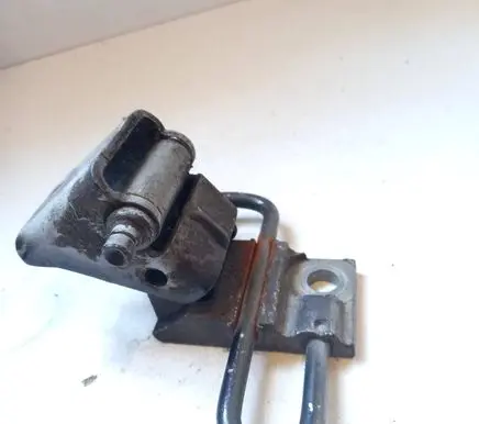 Volkswagen Touran I Front door lower hinge 1T0831411A