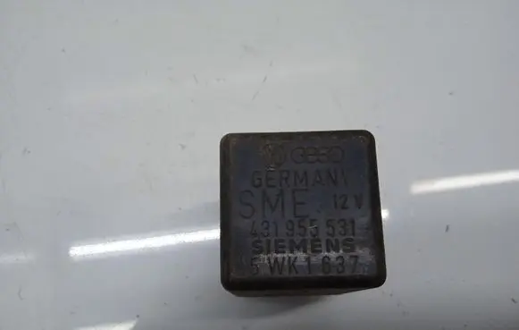Volkswagen PASSAT B3 Window wiper relay 431955531