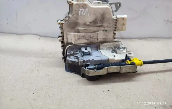 Audi A5 Sportback 8TA Front door lock 8J1837016C