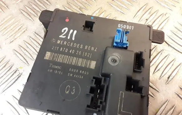 Mercedes-Benz E W211 Door control unit/module 2118704026 A2118704026
