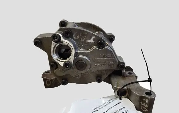 Volkswagen Touran II Oil pump 113670201 03C103669E