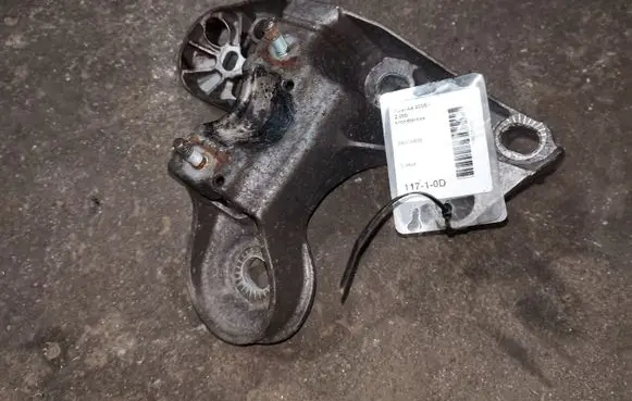 Volkswagen PASSAT B5.5 Engine mounting bracket 8E0199351