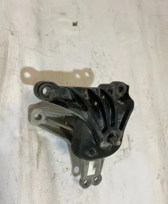 Hyundai Santa Fe Engine mount bracket 21824P2100