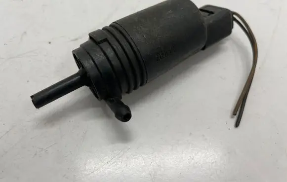 BMW 3 E90 E91 Windscreen/windshield washer pump 8377612
