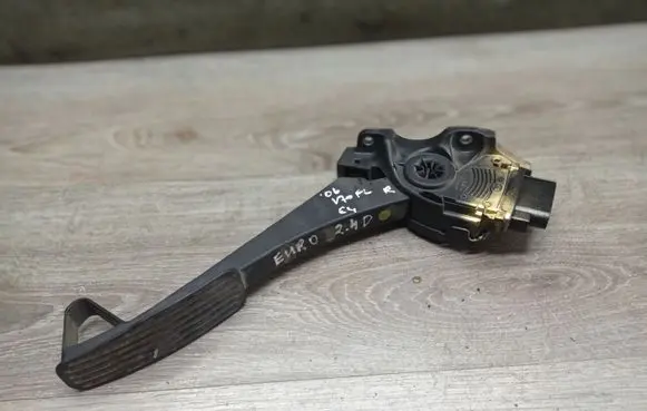 Volvo V70 Accelerator throttle pedal 30715173