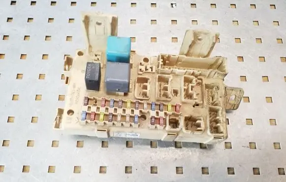 Toyota Avensis T250 Fuse module 82641CA020F