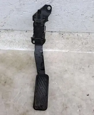 Accelerator throttle pedal