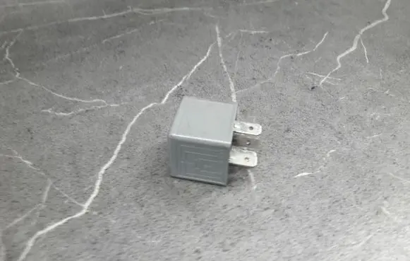 Opel Movano B Fuel pump relay 7700421178
