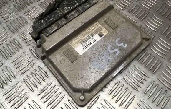 Seat Ibiza III (6L) Engine control unit/module 03E906033P 5WP4019605 228317