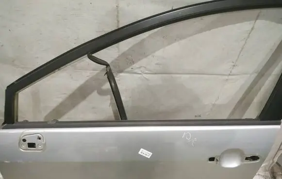 Toyota Corolla Verso AR10 Front door glass trim molding 