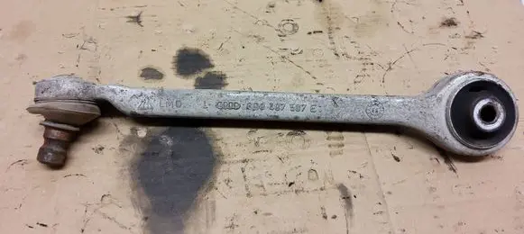 Volkswagen PASSAT B5 Front lower control arm/wishbone 8D0407507E