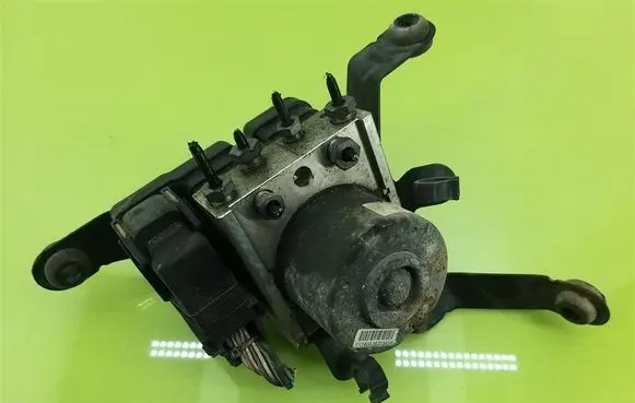 Ford Fiesta ABS Pump 4S612M110CC