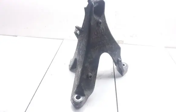 Engine mounting bracket