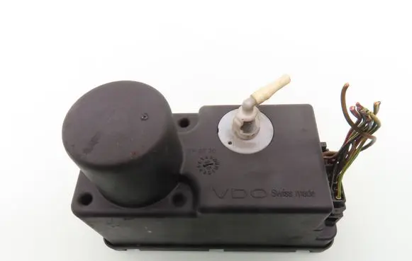 Volkswagen Golf III Central locking vacuum pump 1H0962257G