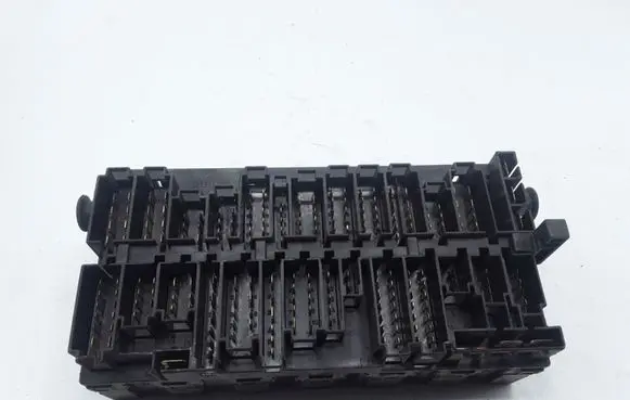 Volkswagen Golf III Fuse module 357937039