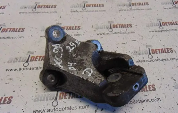 Volvo XC90 Engine mounting bracket