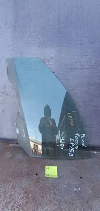 Ford Focus Front door window glass four-door 1212123