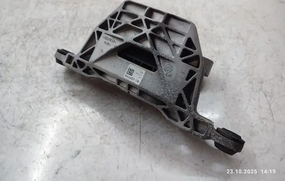 Opel Insignia B Engine mount bracket 84240118
