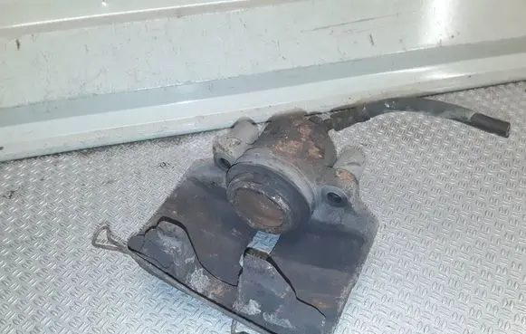 Volkswagen Golf VI Front brake caliper