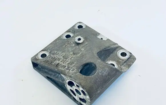 Engine mounting bracket