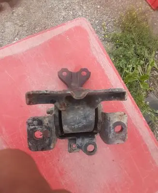 Citroen C-Crosser Engine mount bracket