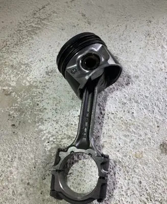 Nissan Primera Piston with connecting rod