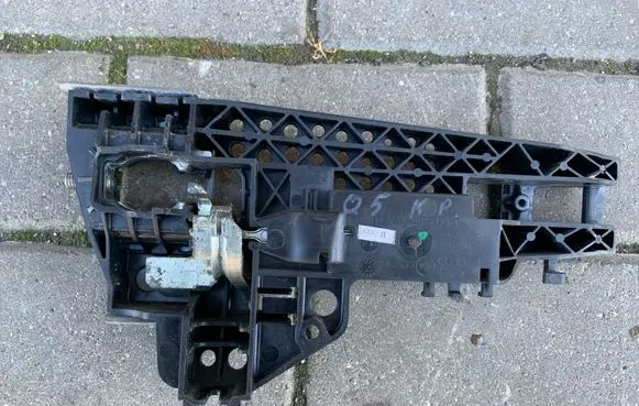 Rear door exterior handle/bracket