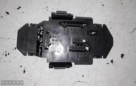 Volkswagen PASSAT B4 Tail light bulb cover holder 3a9945257