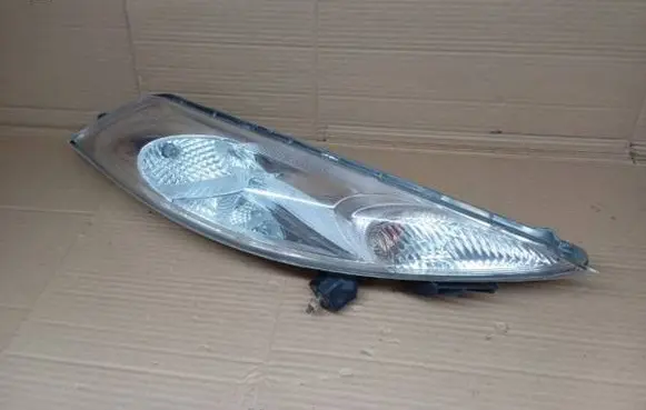 Nissan Juke I F15 Headlight/headlamp