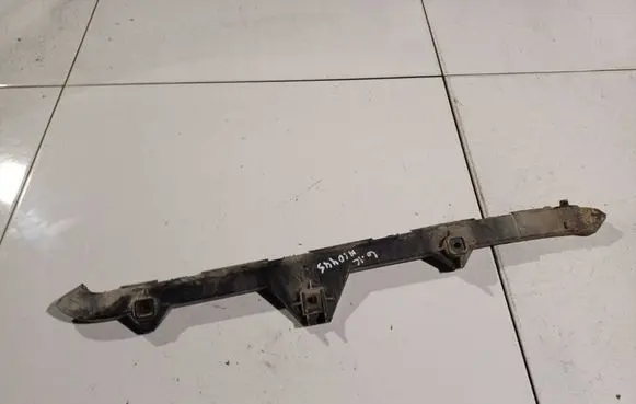 Rear bumper mounting bracket
