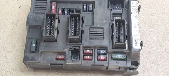 Peugeot 206 Fuse module 9643498980