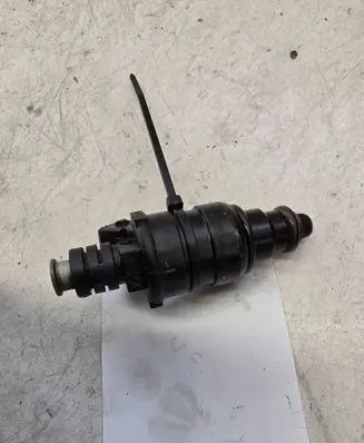 Audi A6 S6 C4 4A Fuel injector 037906031P