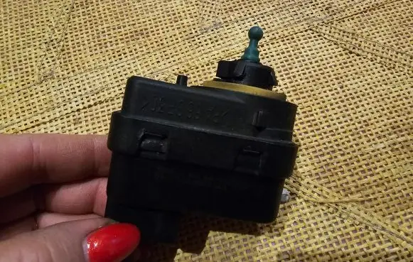 Renault Scenic I Headlight level adjustment motor 7700840141