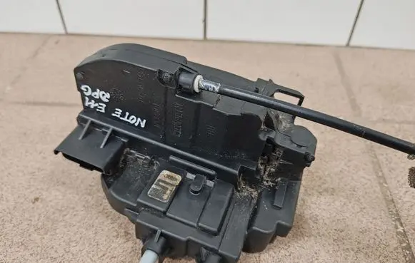 Nissan Note (E11) Rear door lock 