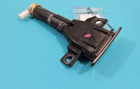 Headlight washer spray nozzle