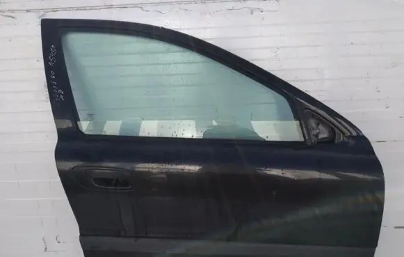 Volvo S60 Front door juoda