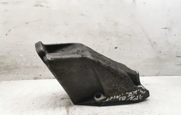 Engine mounting bracket