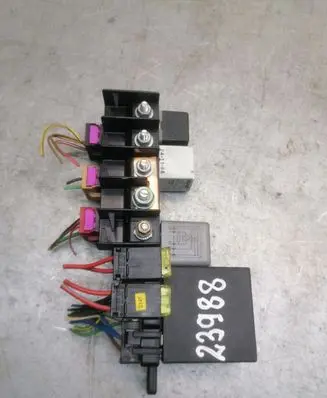 Volkswagen PASSAT B5 Fuse module 8L0941822A