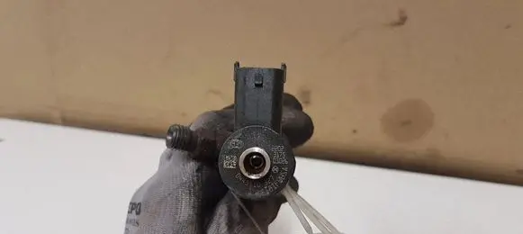 Opel Insignia A Fuel injector 0445110327