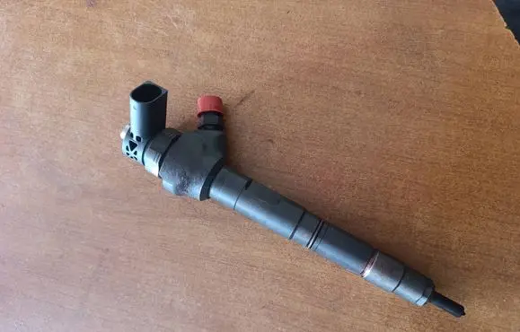 Volkswagen PASSAT B7 Fuel injector 0445110369