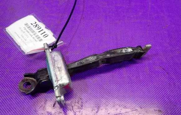 Hyundai i20 (GB IB) Front door check strap stopper