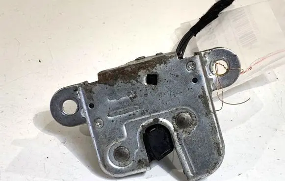 Volkswagen PASSAT B6 Tailgate exterior lock 