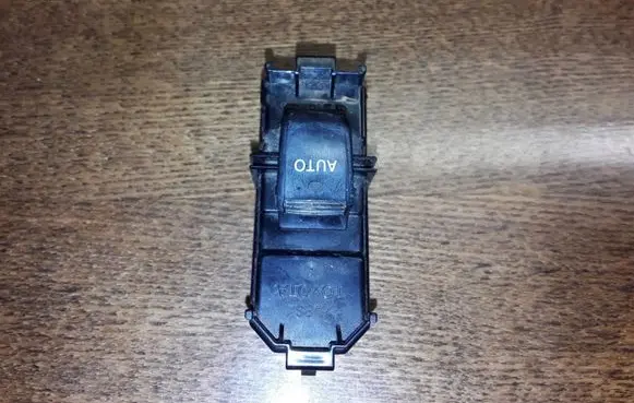 Toyota Avensis Verso Electric window control switch 8403044020