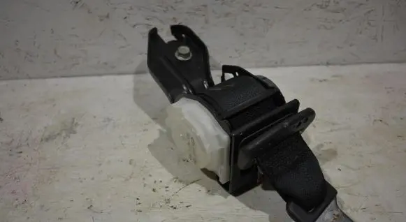 Middle seatbelt (rear)