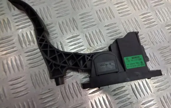 Volkswagen Polo IV 9N3 Accelerator throttle pedal 6Q1721503A