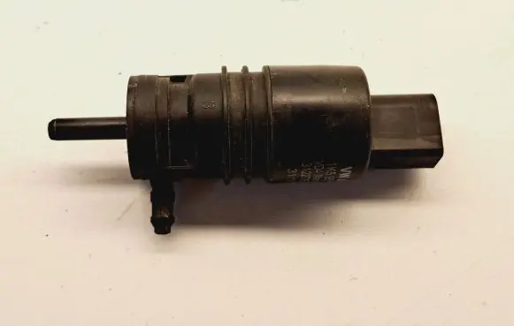 Volkswagen PASSAT B7 Windscreen/windshield washer pump 1K5955651 3122785