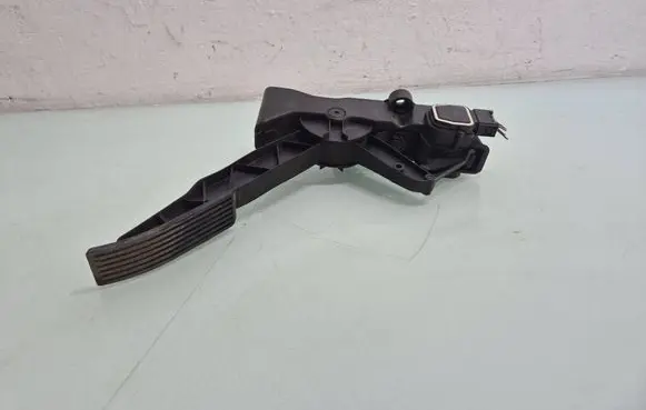 Mercedes-Benz B W245 Accelerator throttle pedal 91736020